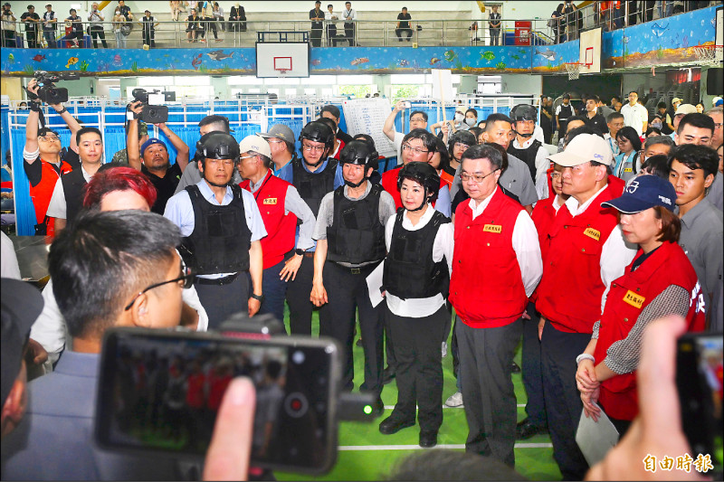 行政院長卓榮泰昨赴台中參與城鎮韌性演習，身旁為台中市長盧秀燕。（記者廖耀東攝）