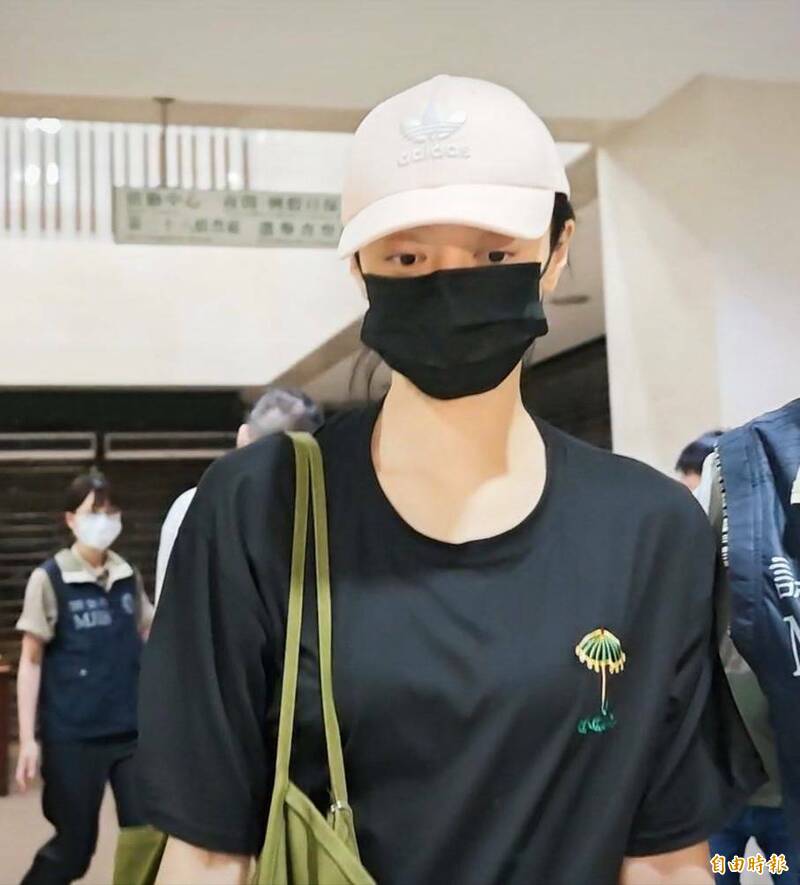 禾豐泰董事之一,張綱維的均名就列入空姐女友范璧如,被以證人身分約談,訊後請回。(記者王定傳攝) 禾豐泰董事之一,張綱維的均名就列入空姐女友范璧如,被以證人身分約談,訊後請回。(記者王定傳攝)
