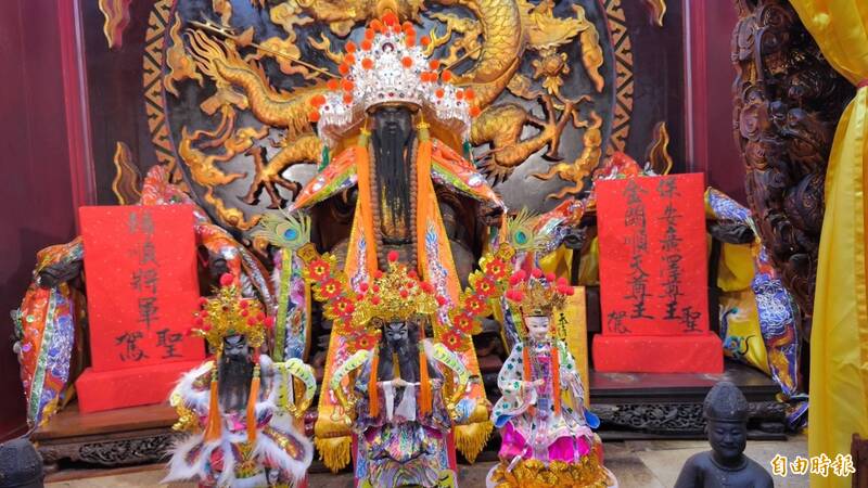 普濟殿鎮殿池府千歲兩旁供奉兩廟神尊金封聖位。(記者王姝琇攝) 普濟殿鎮殿池府千歲兩旁供奉兩廟神尊金封聖位。(記者王姝琇攝)