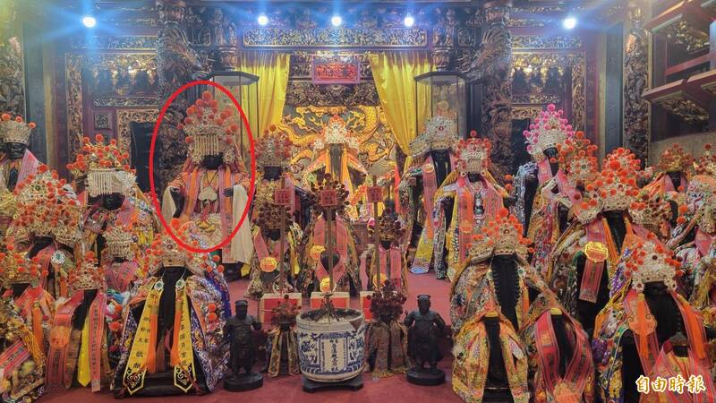 王巡醮請神佛鑑醮圓滿,約40神尊齊聚正殿,北港朝天宮糖郊媽副駕(紅圈處)更是焦點之一。(記者王姝琇攝) 王巡醮請神佛鑑醮圓滿,約40神尊齊聚正殿,北港朝天宮糖郊媽副駕(紅圈處)更是焦點之一。(記者王姝琇攝)