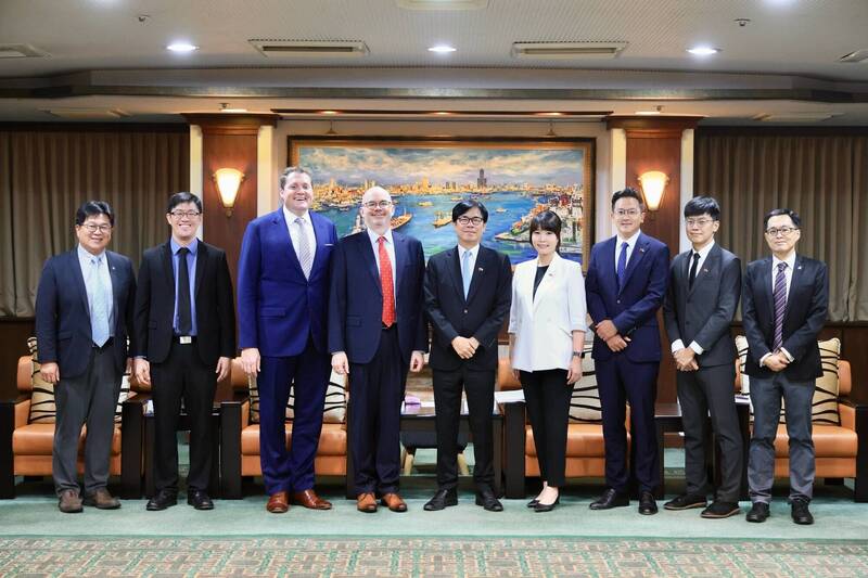 美國在台協會谷立言處長拜會高雄市長陳其邁,雙方就台美經貿與教育等議題交換意見。(高市行國處提供) 美國在台協會谷立言處長拜會高雄市長陳其邁,雙方就台美經貿與教育等議題交換意見。(高市行國處提供)
