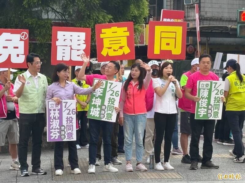 民進黨民代支援罷團，立委林淑芬（左二）、李坤城（左三）、陳俊宇（右一）、新北市議員張維倩（右二）、張嘉玲（右三）、前立委江永昌（左一）上午在新北市中和區街頭宣傳，為大罷免催票。（記者陳奕劭攝）