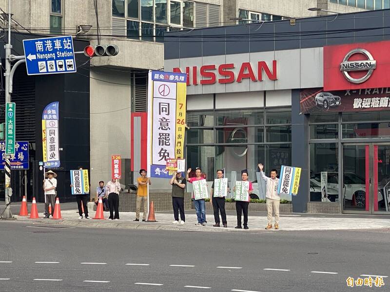民進黨立院黨團「五一戰隊」16日上午7點兵分兩路前往新北市汐止區站路口,向民眾請託7月26日出來投票;圖由右至左為新北議員張錦豪、立委沈發惠、徐富癸、張宏陸。(記者俞肇福攝) 民進黨立院黨團「五一戰隊」16日上午7點兵分兩路前往新北市汐止區站路口,向民眾請託7月26日出來投票;圖由右至左為新北議員張錦豪、立委沈發惠、徐富癸、張宏陸。(記者俞肇福攝)