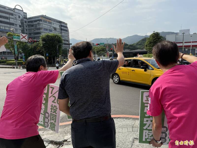 從新北市汐止區新台五路匯入大同路的計程車,有支持者搖下車窗,與民進黨立院黨團「五一戰隊」成員揮手比讚!(記者俞肇福攝) 從新北市汐止區新台五路匯入大同路的計程車,有支持者搖下車窗,與民進黨立院黨團「五一戰隊」成員揮手比讚!(記者俞肇福攝)