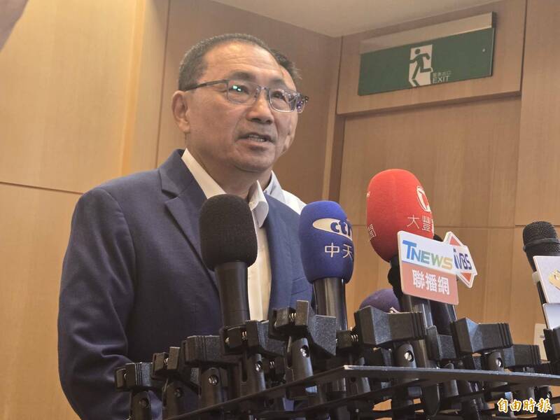 針對行政院卓榮泰稱普發現金1萬元只能買冰箱和遙控飛機,新北市長侯友宜提醒說,民進黨不要離人民越來越遠。(記者賴筱桐攝) 針對行政院卓榮泰稱普發現金1萬元只能買冰箱和遙控飛機,新北市長侯友宜提醒說,民進黨不要離人民越來越遠。(記者賴筱桐攝)