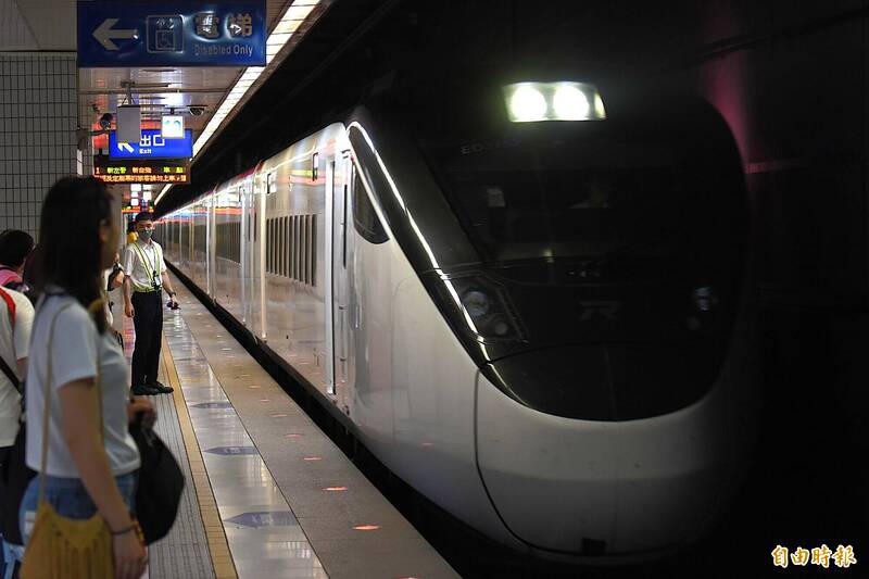 台鐵公司加開EMU3000型列車。(記者吳亮儀攝) 台鐵公司加開EMU3000型列車。(記者吳亮儀攝)