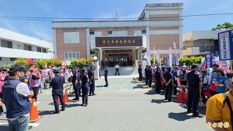 花蓮縣選委會門口兩方人馬互嗆，被警方隔開。。（記者花孟璟攝）