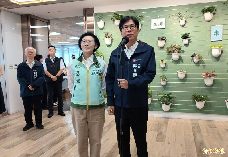 針對普發現金,陳其邁(右)認為立法院應審慎考量。(記者葛祐豪攝) 針對普發現金,陳其邁(右)認為立法院應審慎考量。(記者葛祐豪攝)