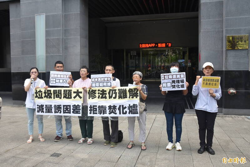 環保團體與南投縣名間鄉民到環境部門口,抗議環保法令的刑責與裁罰過輕,難以遏止低成本高獲利的亂倒廢棄物等犯罪行為,並反對不當選址的焚化爐興建。(記者吳柏軒攝) 環保團體與南投縣名間鄉民到環境部門口,抗議環保法令的刑責與裁罰過輕,難以遏止低成本高獲利的亂倒廢棄物等犯罪行為,並反對不當選址的焚化爐興建。(記者吳柏軒攝)