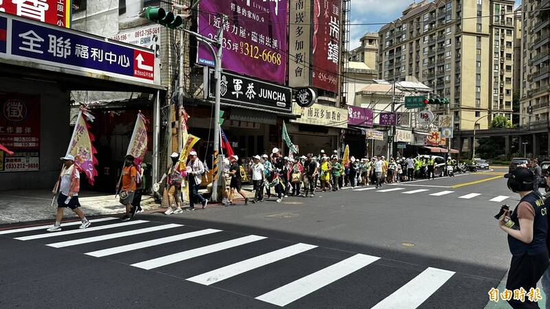 「護國大遶境」從蘆竹區多加教會出發。(記者周敏鴻攝) 「護國大遶境」從蘆竹區多加教會出發。(記者周敏鴻攝)