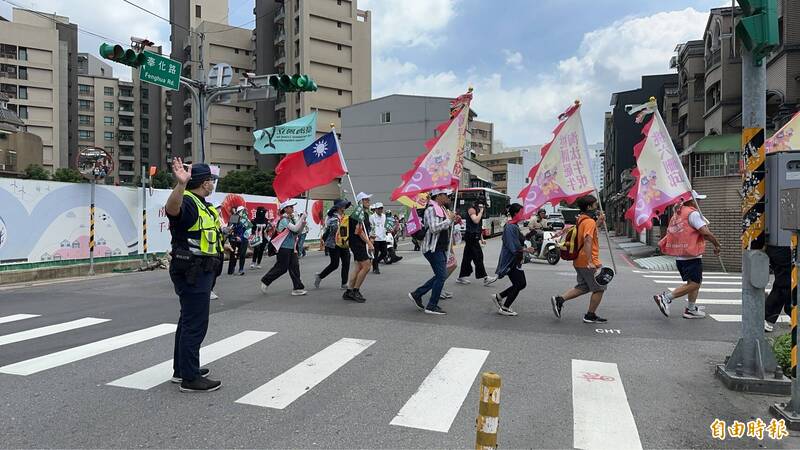 「護國大遶境」從蘆竹區多加教會出發。(記者周敏鴻攝) 「護國大遶境」從蘆竹區多加教會出發。(記者周敏鴻攝)
