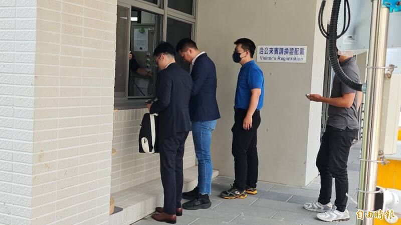 新北市議員李宇翔偕同律師進入調查局新北市調查處。(記者陸運鋒攝) 新北市議員李宇翔偕同律師進入調查局新北市調查處。(記者陸運鋒攝)