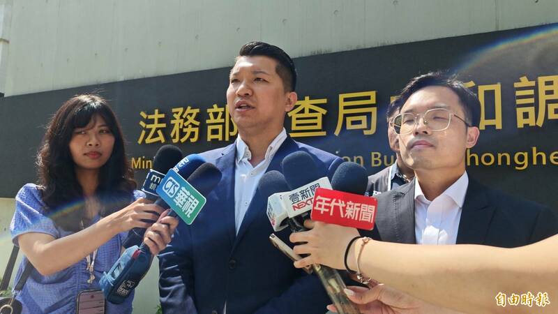 李宇翔指出,但昨天消息傳出後,動員的人還向被動員的人說,國民黨已下令500元的事不要再提,但500元還是會照發,此一說法國民黨是否要說明清楚。(記者陸運鋒攝) 李宇翔指出,但昨天消息傳出後,動員的人還向被動員的人說,國民黨已下令500元的事不要再提,但500元還是會照發,此一說法國民黨是否要說明清楚。(記者陸運鋒攝)