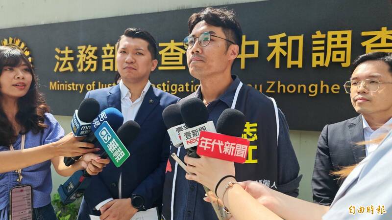 罷團發言人NICK對於立委洪孟楷提告認為是以大欺小,感到非常遺憾。(記者陸運鋒攝) 罷團發言人NICK對於立委洪孟楷提告認為是以大欺小,感到非常遺憾。(記者陸運鋒攝)