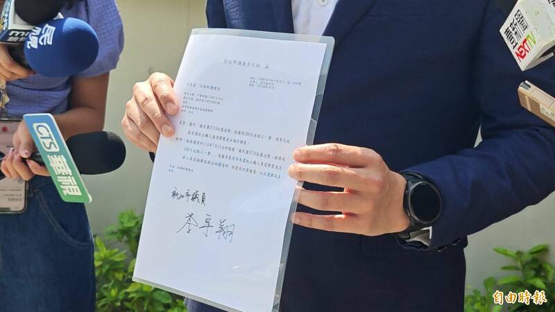 新北市議員李宇翔帶著相關證據赴調查局新北市調查處具名檢舉。(記者陸運鋒攝) 新北市議員李宇翔帶著相關證據赴調查局新北市調查處具名檢舉。(記者陸運鋒攝)