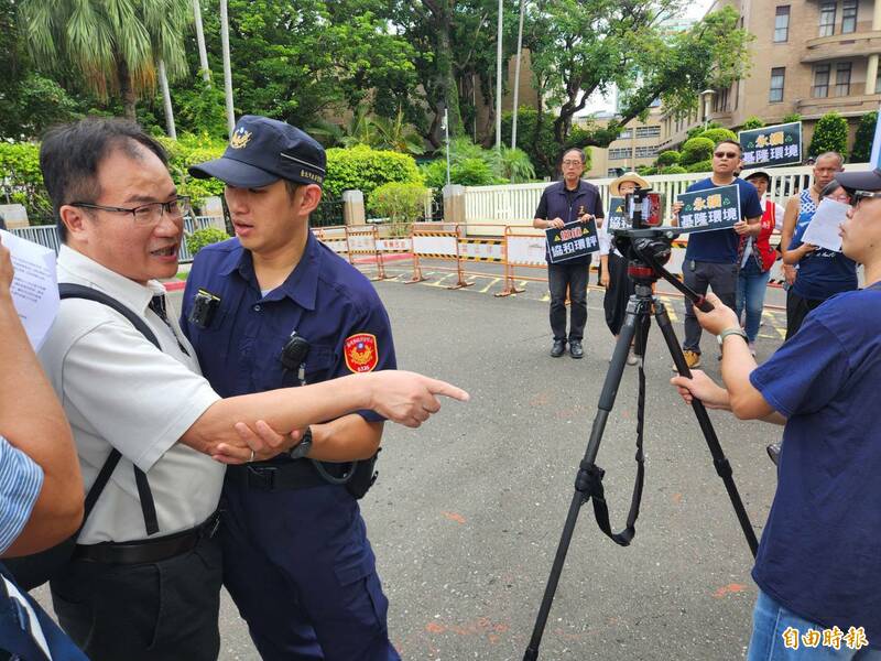 中興大學環境工程學系教授莊秉潔突然現身,並在一旁高喊:「撒謊!」環團則反擊:「他幫台電拍攝不實廣告,請大家記住他的臉。」(記者謝君臨攝) 中興大學環境工程學系教授莊秉潔突然現身,並在一旁高喊:「撒謊!」環團則反擊:「他幫台電拍攝不實廣告,請大家記住他的臉。」(記者謝君臨攝)