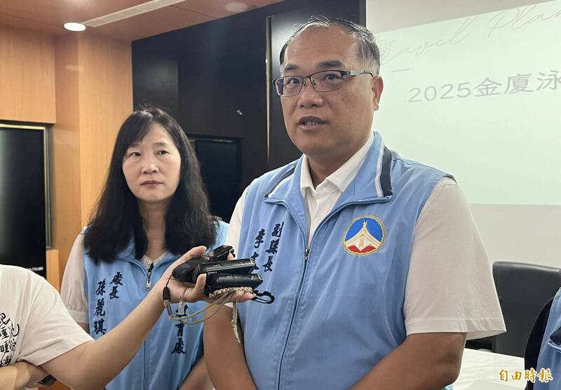金門縣副縣長李文良（右）率縣府教育處處長孫麗琪（左）說明今年金廈泳渡停辦 原因及相關事宜。（記者吳正庭攝）