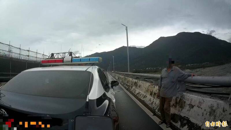 警方發現男子走路步履虛浮，用警車他回家。（記者劉人瑋攝）