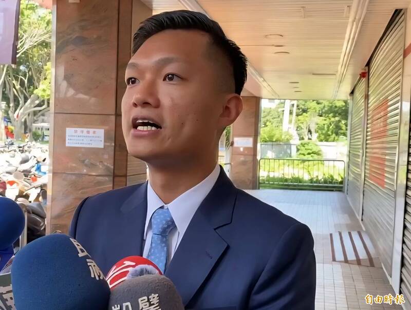 新竹雙罷公辦說明會領銜人戴振博細數罷免鄭正鈐理由,籲市民26日站出來投罷免同意票。(記者洪美秀攝) 新竹雙罷公辦說明會領銜人戴振博細數罷免鄭正鈐理由,籲市民26日站出來投罷免同意票。(記者洪美秀攝)