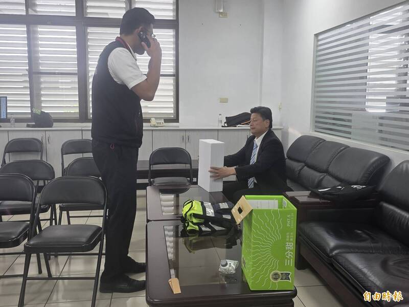 傅崐萁(右)上台前由隨扈陪同在休息室吹冷氣休息,沒有在說明會場聽罷免領銜人李美玲說明。(記者花孟璟攝) 傅崐萁(右)上台前由隨扈陪同在休息室吹冷氣休息,沒有在說明會場聽罷免領銜人李美玲說明。(記者花孟璟攝)