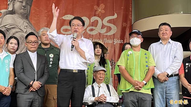 民進黨秘書長林右昌批國民黨買空賣空,拿人民的錢公開買票。(記者盧賢秀攝) 民進黨秘書長林右昌批國民黨買空賣空,拿人民的錢公開買票。(記者盧賢秀攝)