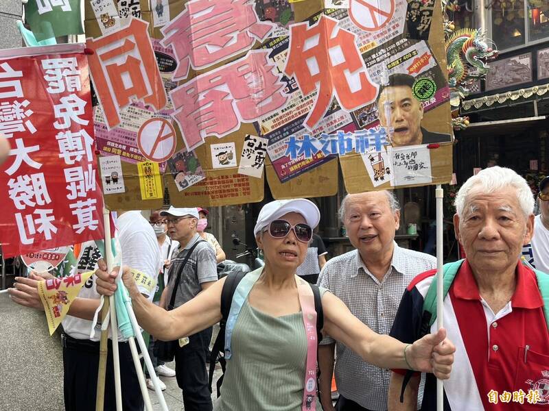 民眾製作各種道具參加護國大遶境。(記者盧賢秀攝) 民眾製作各種道具參加護國大遶境。(記者盧賢秀攝)