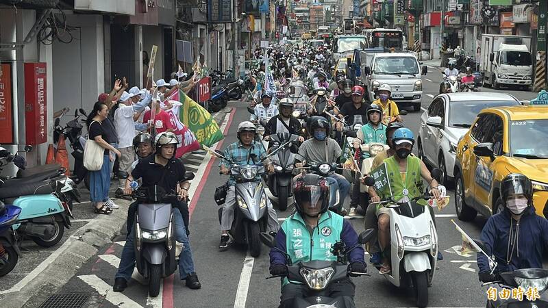 基隆護國大遶境從慶安宮出發,沿途有許多民眾加油呼應。(記者盧賢秀攝) 基隆護國大遶境從慶安宮出發,沿途有許多民眾加油呼應。(記者盧賢秀攝)