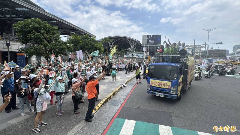 基隆護國大遶境從慶安宮出發,沿途有許多民眾加油。(記者盧賢秀攝) 基隆護國大遶境從慶安宮出發,沿途有許多民眾加油。(記者盧賢秀攝)