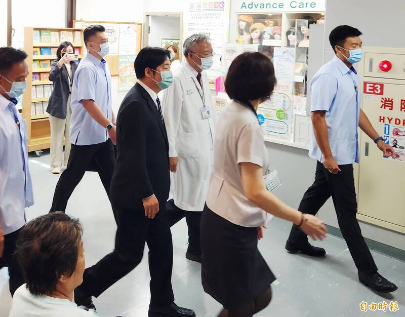 36歲台電李姓員工昨日在嘉義縣搶修電力時遭電擊受傷,目前在柳營奇美醫院裝葉克膜搶救中,總統賴清德今日前往探視。(記者王涵平攝) 36歲台電李姓員工昨日在嘉義縣搶修電力時遭電擊受傷,目前在柳營奇美醫院裝葉克膜搶救中,總統賴清德今日前往探視。(記者王涵平攝)
