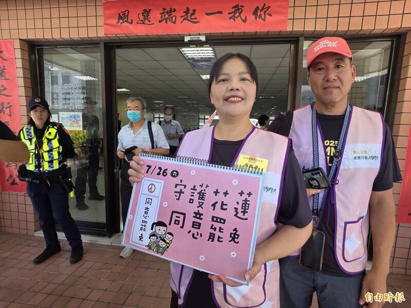 罷免傅崐萁領銜人李美玲說,傅崐萁答非所問,甚至她一上台,傅崐萁就中途離席,非常不尊重人。(記者花孟璟攝) 罷免傅崐萁領銜人李美玲說,傅崐萁答非所問,甚至她一上台,傅崐萁就中途離席,非常不尊重人。(記者花孟璟攝)