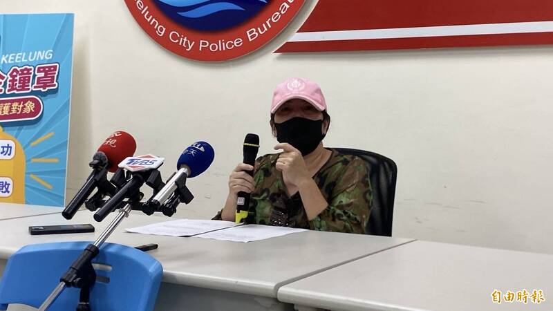退休葉姓婦人現身說法表示,她誤信詐團投資詐騙手法,被騙走100萬元;她提醒市民詐團都畫一個很大的餅,慫恿被害人投資,直到發現血本無歸才知受騙上當。(記者林嘉東攝) 退休葉姓婦人現身說法表示,她誤信詐團投資詐騙手法,被騙走100萬元;她提醒市民詐團都畫一個很大的餅,慫恿被害人投資,直到發現血本無歸才知受騙上當。(記者林嘉東攝)