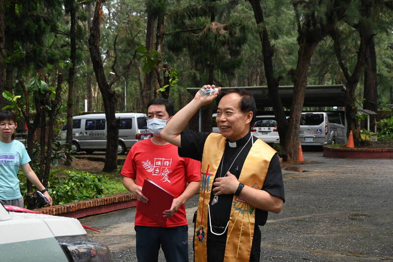 瑞復董事長黃敏正主教,替新車灑聖水、執行祝聖禮。(瑞復益智中心提供) 瑞復董事長黃敏正主教,替新車灑聖水、執行祝聖禮。(瑞復益智中心提供)