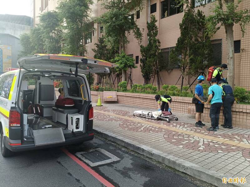 台電冷氣洪姓承包商在台電基隆區營業處配電中心6樓修繕冷氣時，6樓窗戶墜落1樓花台草叢中。基隆市消防局獲報趕救援時，他已無呼吸心跳。（記者林嘉東攝）