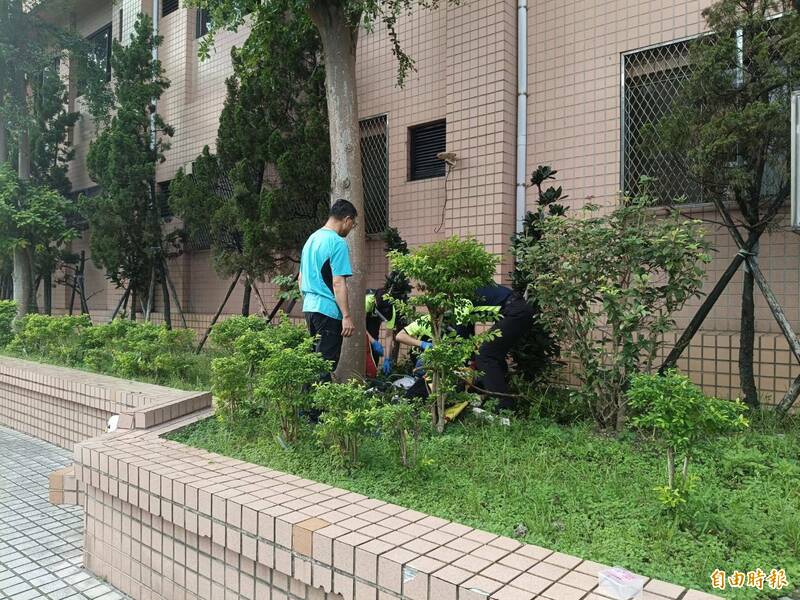 台電冷氣洪姓承包商今天下午在台電基隆區營業處配電中心6樓修繕冷氣時，疑安全扣鬆脫，從6樓窗戶墜落1樓花台草叢中。基隆市消防局獲報趕救援時，洪已無呼吸心跳，趕緊送醫急救。（記者林嘉東攝）