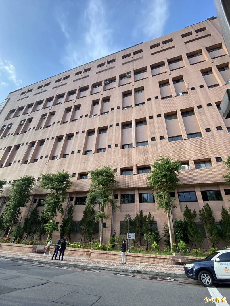 台電冷氣洪姓承包商今天下午在台電基隆區營業處配電中心6樓修繕冷氣時，疑安全扣鬆脫，從6樓窗戶墜落1樓花台草叢中。基隆市消防局獲報趕救援時，洪已無呼吸心跳，趕緊送醫急救。（記者林嘉東攝）