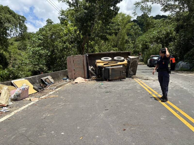 載運山貓鐵牛車行輕台南東山南104線崩嵌橋翻覆，駕駛劉姓男子被壓在車下不幸身亡。（民眾提供）