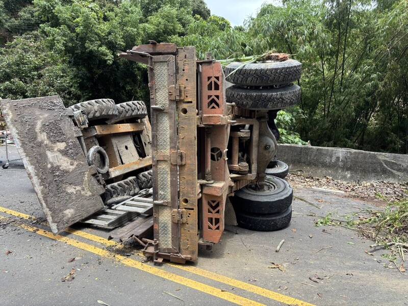 載運山貓鐵牛車行輕台南東山南104線崩嵌橋翻覆。（民眾提供）