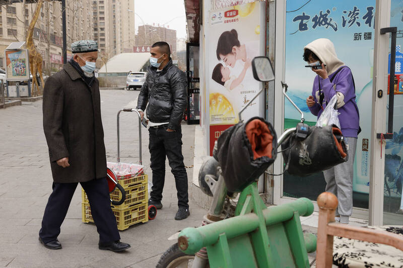 中國新疆維吾爾自治區的阿克蘇街頭景色。畫面中人物與新聞事件無關。(美聯社檔案照) 中國新疆維吾爾自治區的阿克蘇街頭景色。畫面中人物與新聞事件無關。(美聯社檔案照)