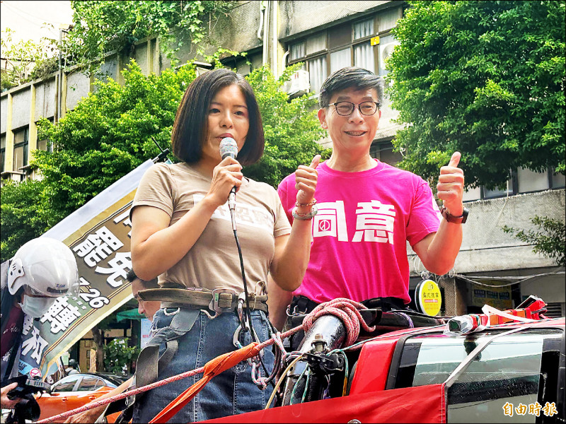 雙和罷團車隊掃街，立委鍾佳濱（右）與新北市議員許昭興（左）力挺。（記者陳奕劭攝）