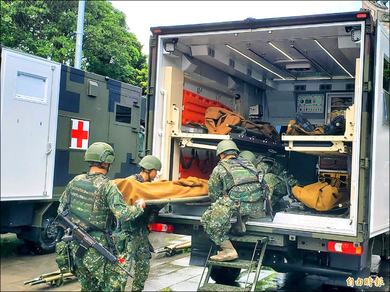 第五作戰區步兵三○二旅演練戰傷救護與大量傷患處置，出動野戰型救護車。（記者蔡政珉攝）