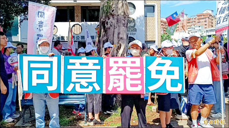 護國大遶境昨天從北桃園出發車隊、徒步掃街。
（記者鄭淑婷攝）