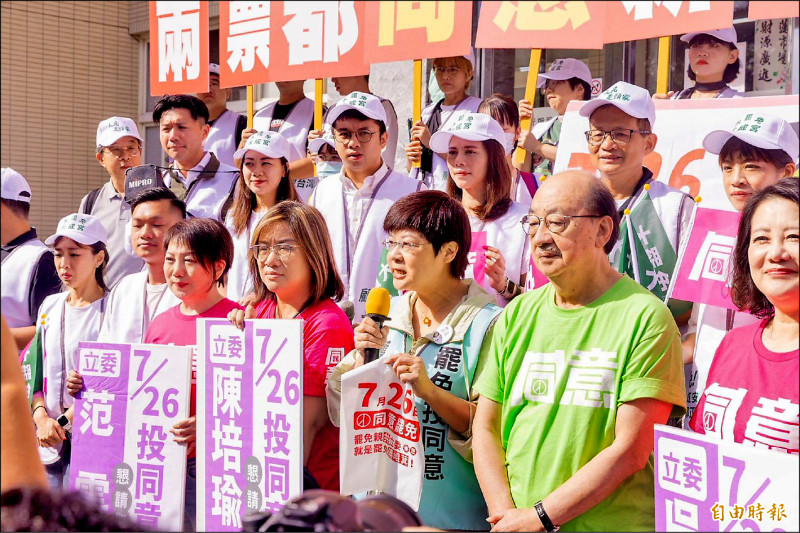 新竹雙罷總部到竹蓮市場掃街宣傳,包括民進黨立院總召柯建銘與立院五一戰隊多名立委應援衝刺。(記者洪美秀攝) 新竹雙罷總部到竹蓮市場掃街宣傳,包括民進黨立院總召柯建銘與立院五一戰隊多名立委應援衝刺。(記者洪美秀攝)