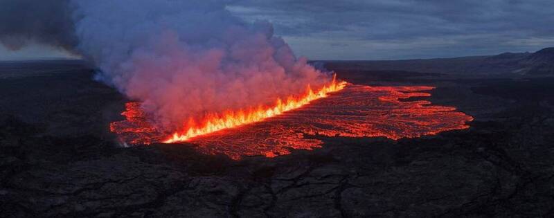 冰島西南部火山16日再度噴發，地表裂開長達700至1000公尺裂縫，湧出大量黃橙色熔岩，畫面怵目驚心。（路透）