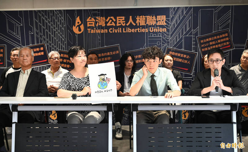 反共護台聯盟今舉行「海外挺罷免,堅定投同意」記者會,並由來自巴拉圭的江昭萱(左一)、北加州黃淑芬(左二)、英國周順興(右二)、美東許家誠(右一)等人表達意見。(記者田裕華攝) 反共護台聯盟今舉行「海外挺罷免,堅定投同意」記者會,並由來自巴拉圭的江昭萱(左一)、北加州黃淑芬(左二)、英國周順興(右二)、美東許家誠(右一)等人表達意見。(記者田裕華攝)