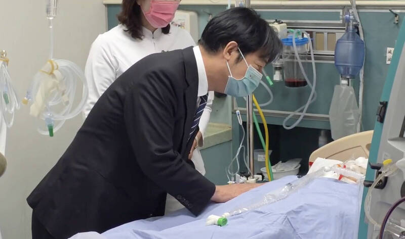 賴清德總統前往奇美醫院探視傷者,在病床邊打氣「元瀚加油,大家都在等你」。(圖由總統府提供) 賴清德總統前往奇美醫院探視傷者,在病床邊打氣「元瀚加油,大家都在等你」。(圖由總統府提供)