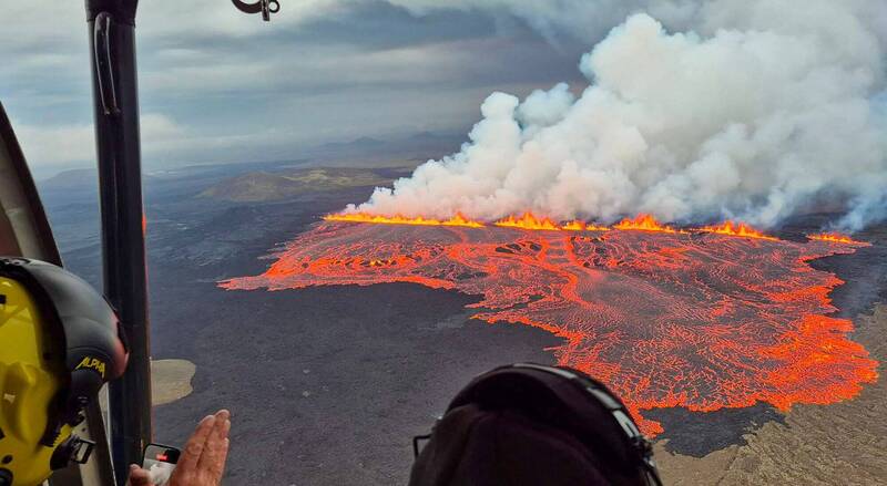 冰島西南部火山16日再度噴發，地表裂開長達700至1000公尺裂縫，湧出大量黃橙色熔岩，畫面怵目驚心。（路透）（法新社）