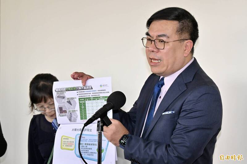 環境部長彭啓明16日出席立法院社會福利及衛生環境委員會,就「光電設施對環境影響情形」進行專題報告並備質詢,會前接受媒體訪問。(記者叢昌瑾攝) 環境部長彭啓明16日出席立法院社會福利及衛生環境委員會,就「光電設施對環境影響情形」進行專題報告並備質詢,會前接受媒體訪問。(記者叢昌瑾攝)