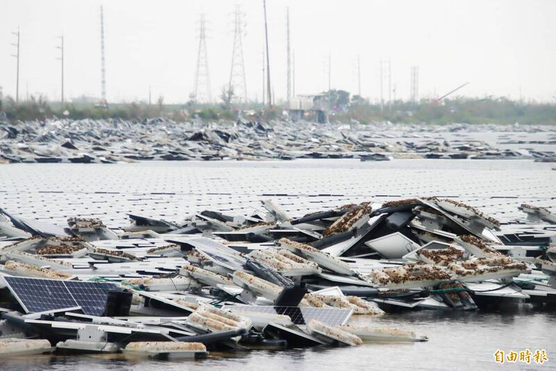 丹娜絲颱風侵襲中南部,造成台南、嘉義等地光電板破損,環境部承諾盡速清除完畢。(資料照,記者林宜樟攝) 丹娜絲颱風侵襲中南部,造成台南、嘉義等地光電板破損,環境部承諾盡速清除完畢。(資料照,記者林宜樟攝)