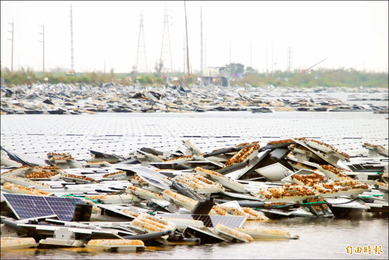 嘉義新塭滯洪池光電板嚴重毀損。(記者林宜樟攝) 嘉義新塭滯洪池光電板嚴重毀損。(記者林宜樟攝)
