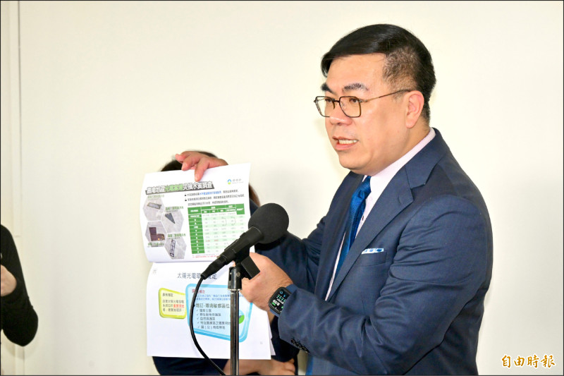 環境部長彭啓明16日出席立法院社會福利及衛生環境委員會,就「光電設施對環境影響情形」進行專題報告並備質詢,會前接受媒體訪問。(記者叢昌瑾攝) 環境部長彭啓明16日出席立法院社會福利及衛生環境委員會,就「光電設施對環境影響情形」進行專題報告並備質詢,會前接受媒體訪問。(記者叢昌瑾攝)